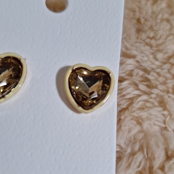 Elegant Gold Heart Earrings - Picture 2 of 3